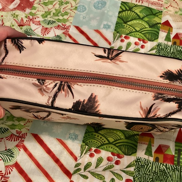 COACH Makeup bag/carryall, Convenient size, multiple uses, excellent condition! - Picture 3 of 8